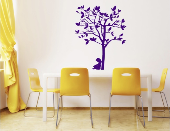 Mädchen unter einem Baum